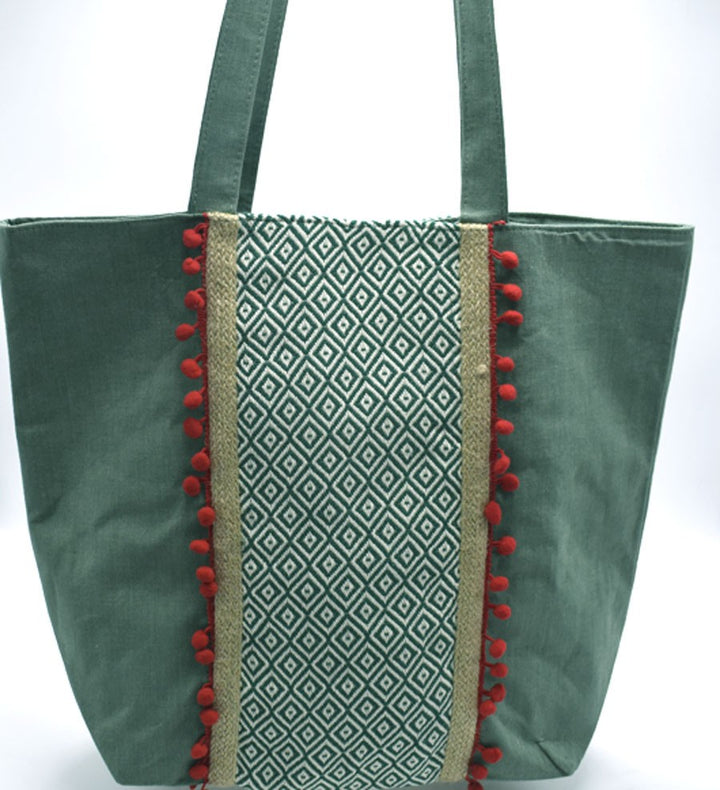 Sac Saint Tropez vert avec motifs en chevron et pompons rouge Fouta Tunisia - 2