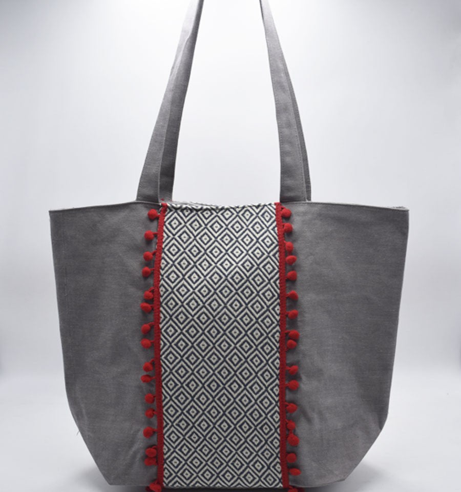 Sac Saint Tropez gris motifs en chevron et pompons rouge Fouta Tunisia - 2