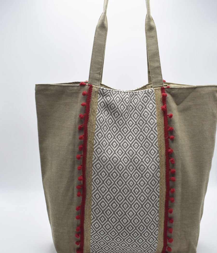 Sac Saint Tropez beige avec motifs en chevron et pompons rouge Fouta Tunisia - 1