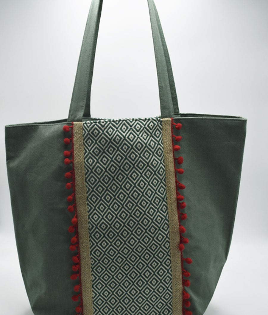 Sac Saint Tropez vert avec motifs en chevron et pompons rouge Fouta Tunisia - 1