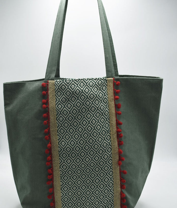 Sac Saint Tropez vert avec motifs en chevron et pompons rouge Fouta Tunisia - 1