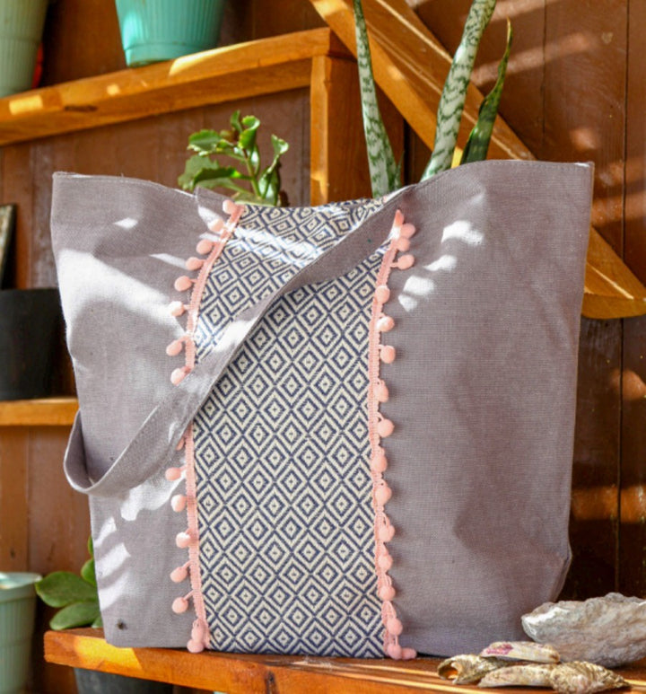 Sac Saint Tropez taupe motifs chevron et pompons rose bébé Fouta Tunisia - 1