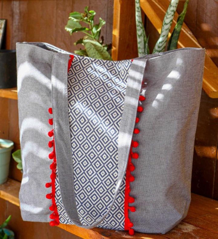 Sac Saint Tropez gris motifs en chevron et pompons rouge Fouta Tunisia - 1