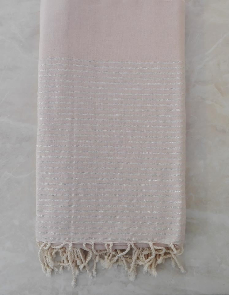 Jeté sable clair au fil lurex argenté 