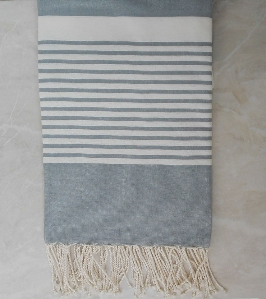 Jeté vert gris avec rayures 