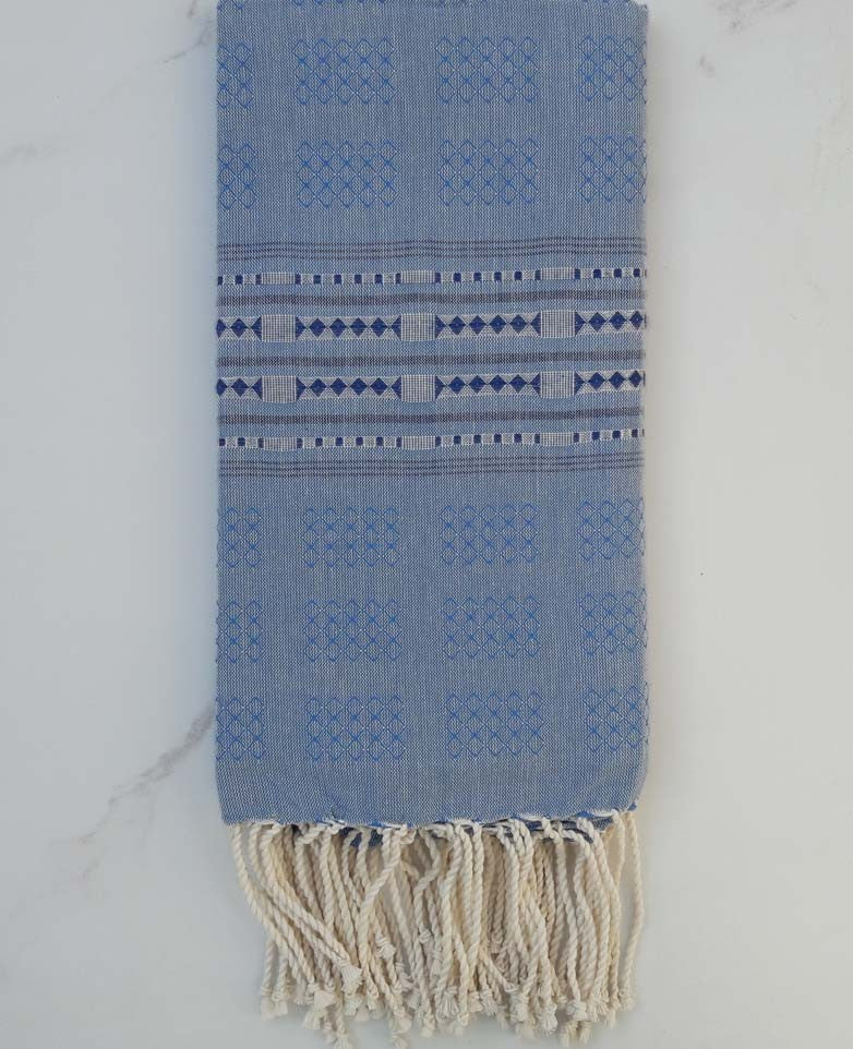 Fouta thalasso bleu avec motifs bleu foncé 