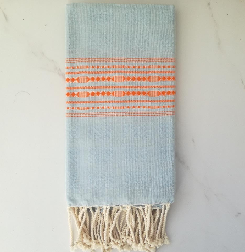 Fouta thalasso bleu clair avec motifs orange 