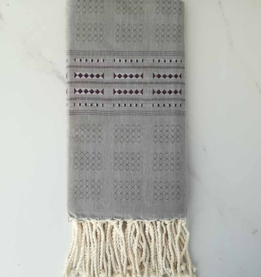 Fouta thalasso vert avec motifs aubergine 