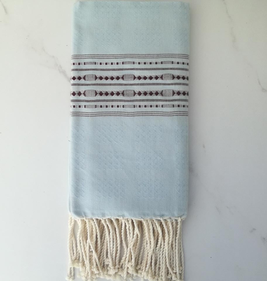 Fouta thalasso bleu avec motifs marron 