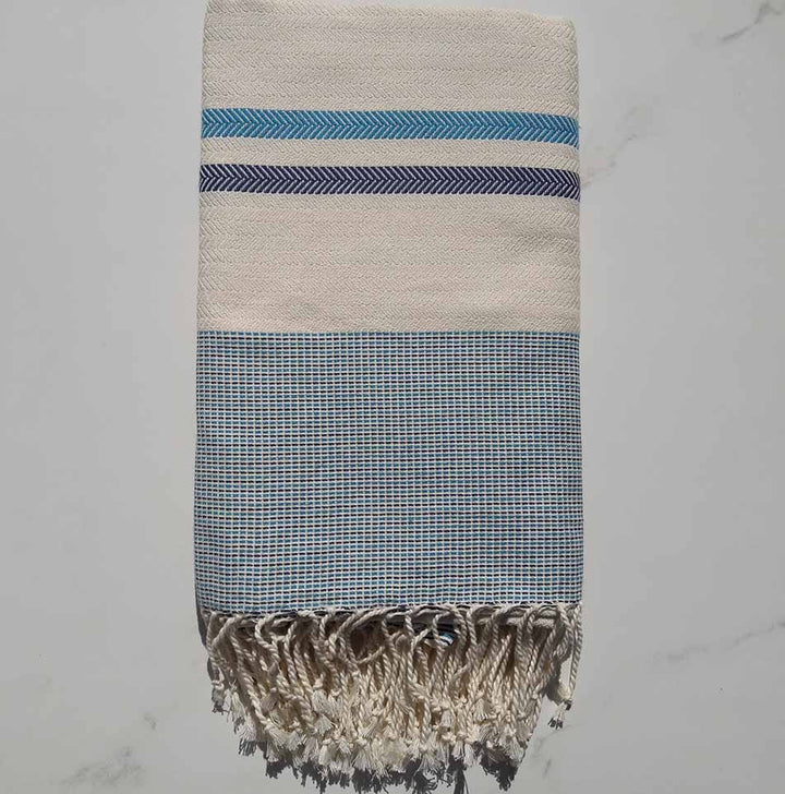Fouta Chevron blanc crème, bleu azur et bleu foncé 