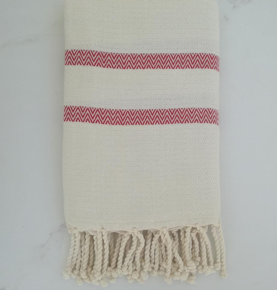 Fouta Chevron couleur blanc crème et rouge 