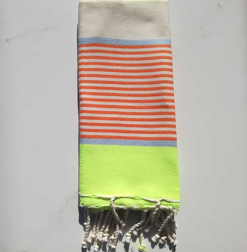 Enfant fluo, bleu, orange et blanc cassé 