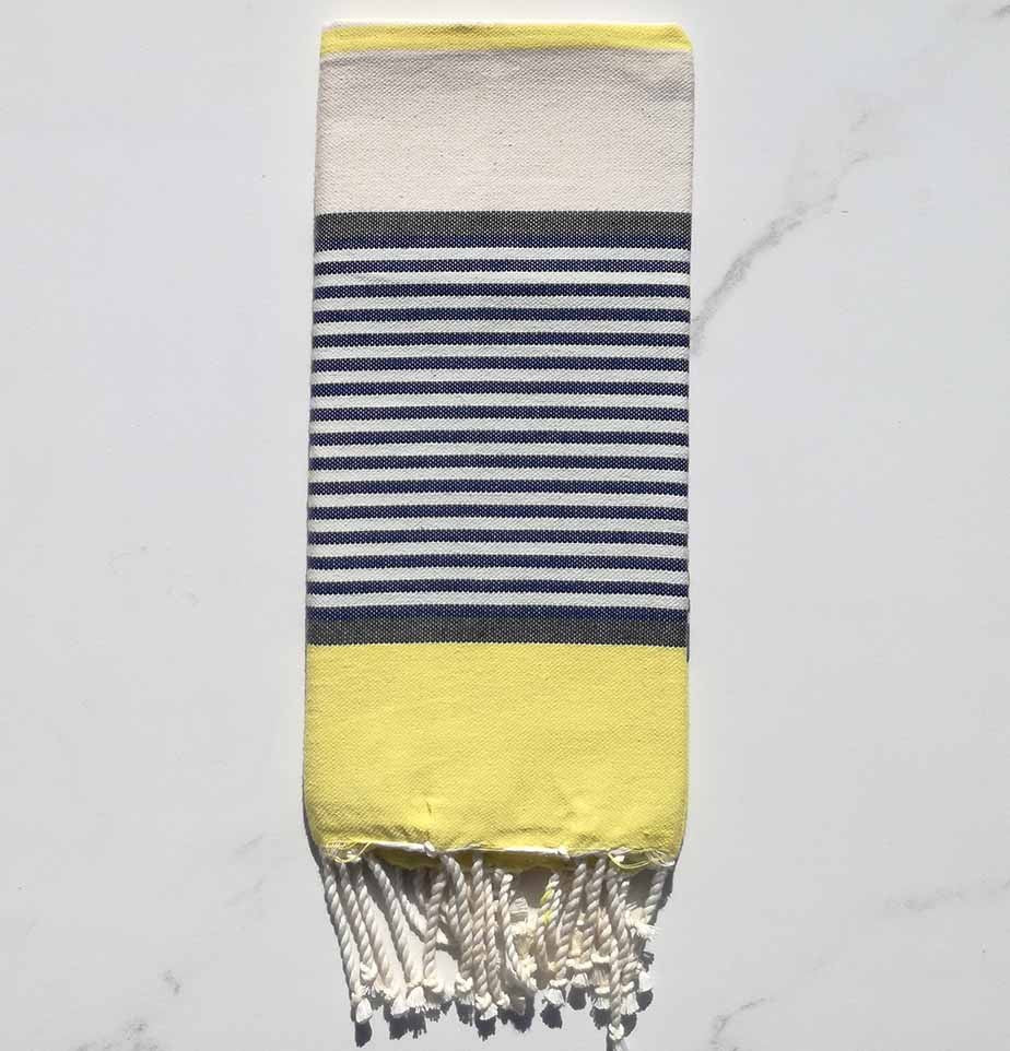 Enfant jaune, ardoise, bleu foncé et blanc cassé 