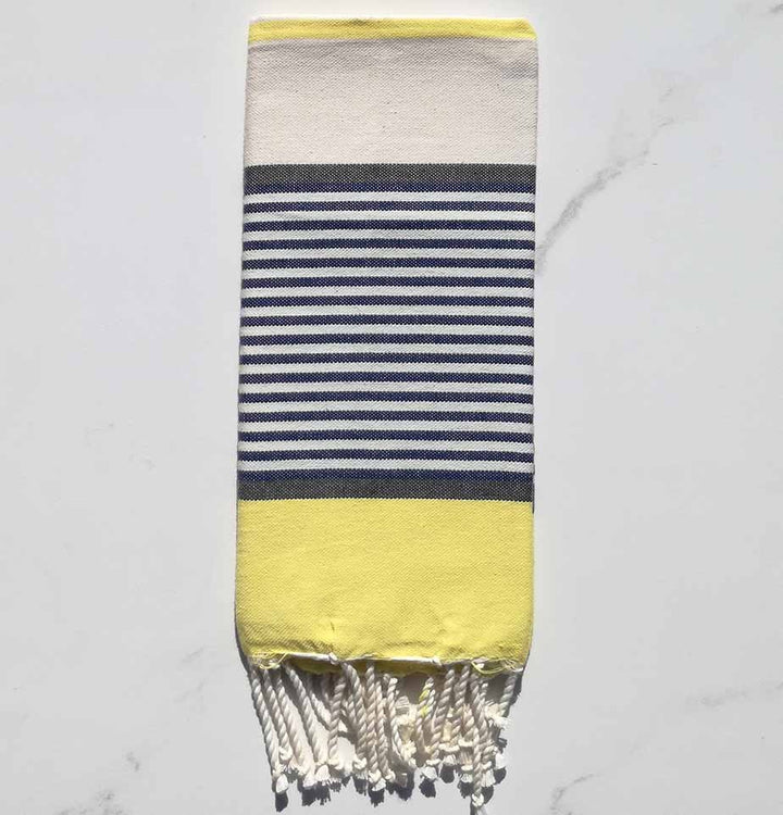 Enfant jaune, ardoise, bleu foncé et blanc cassé 