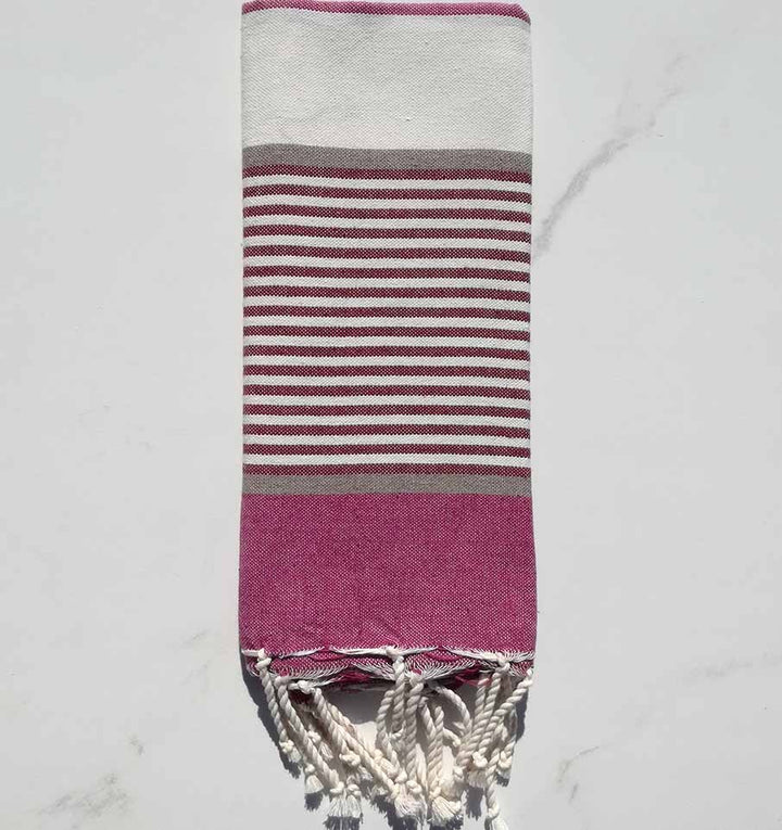 Enfant mauve, bordeaux, taupe et blanc 