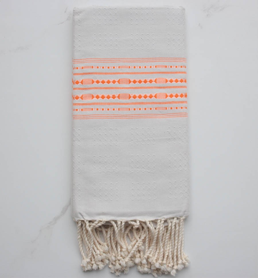 Fouta thalasso gris clair avec motifs orange 