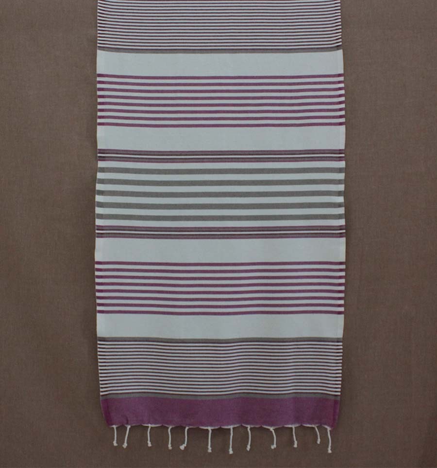 Enfant mauve, bordeaux, taupe et blanc 