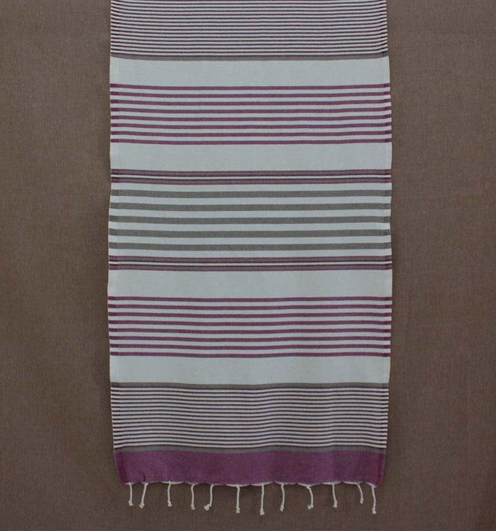 Enfant mauve, bordeaux, taupe et blanc 