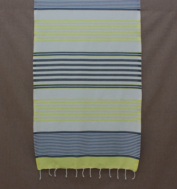 Enfant jaune, ardoise, bleu foncé et blanc cassé 