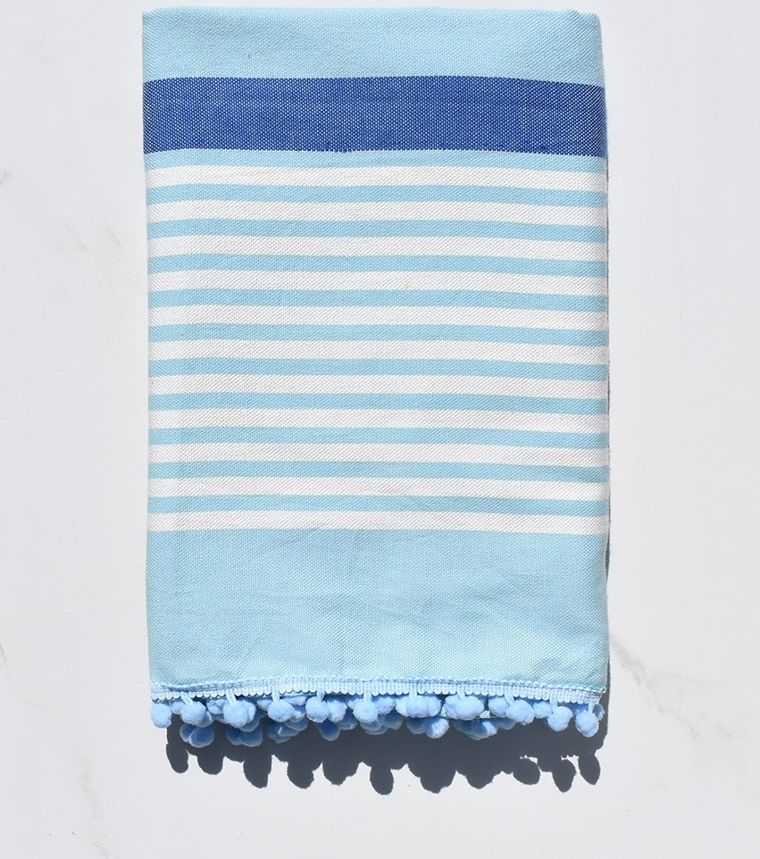 Fouta blanc cassé, bleu et azurin avec pompons 