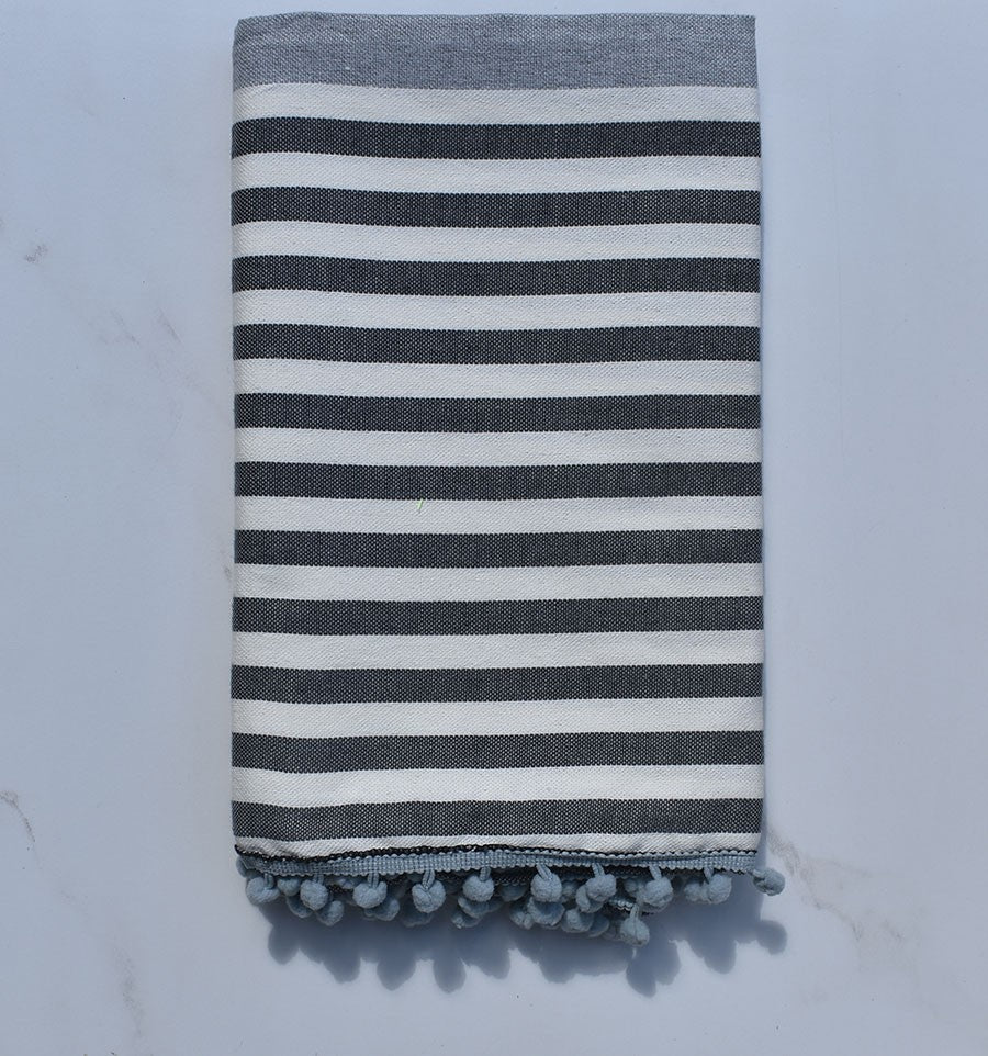 Fouta blanc cassé, gris et gris foncé avec pompons 