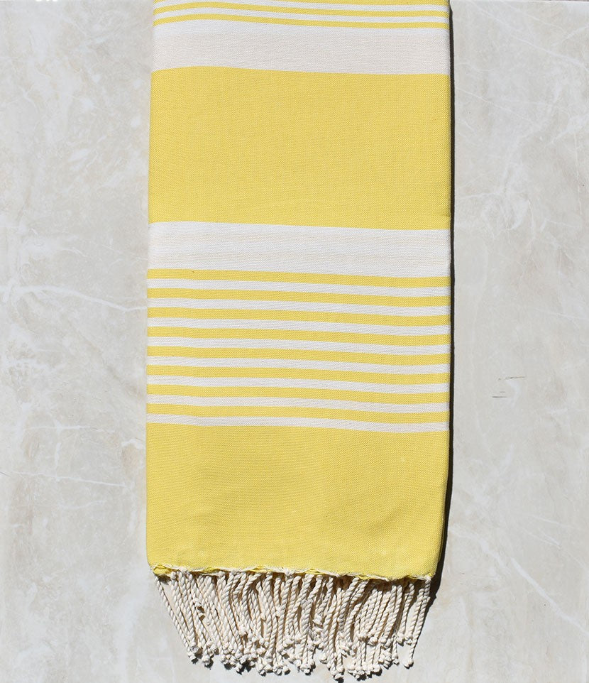 Jeté jaune or avec rayures 