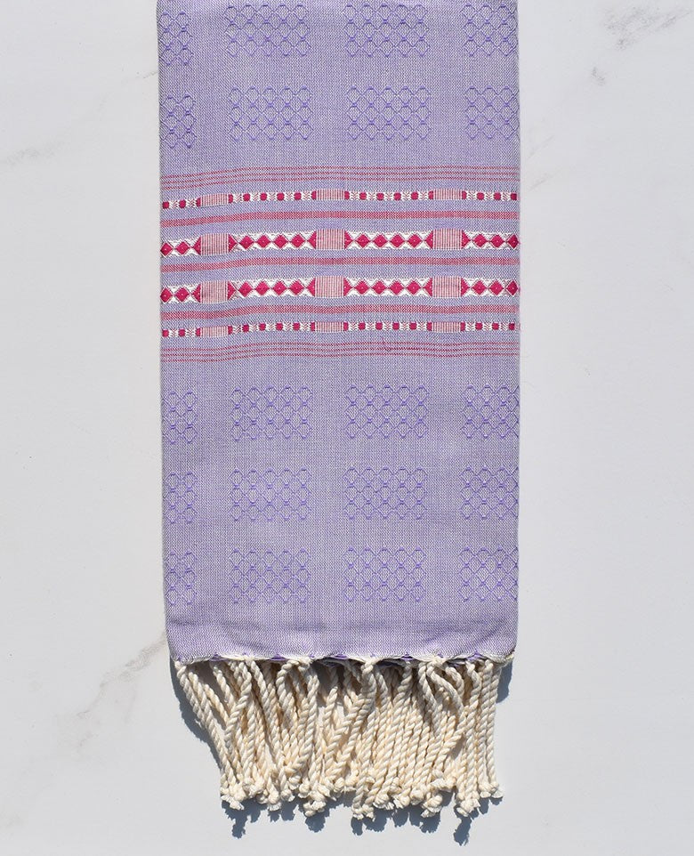 Fouta thalasso mauve clair avec motifs magenta foncé 