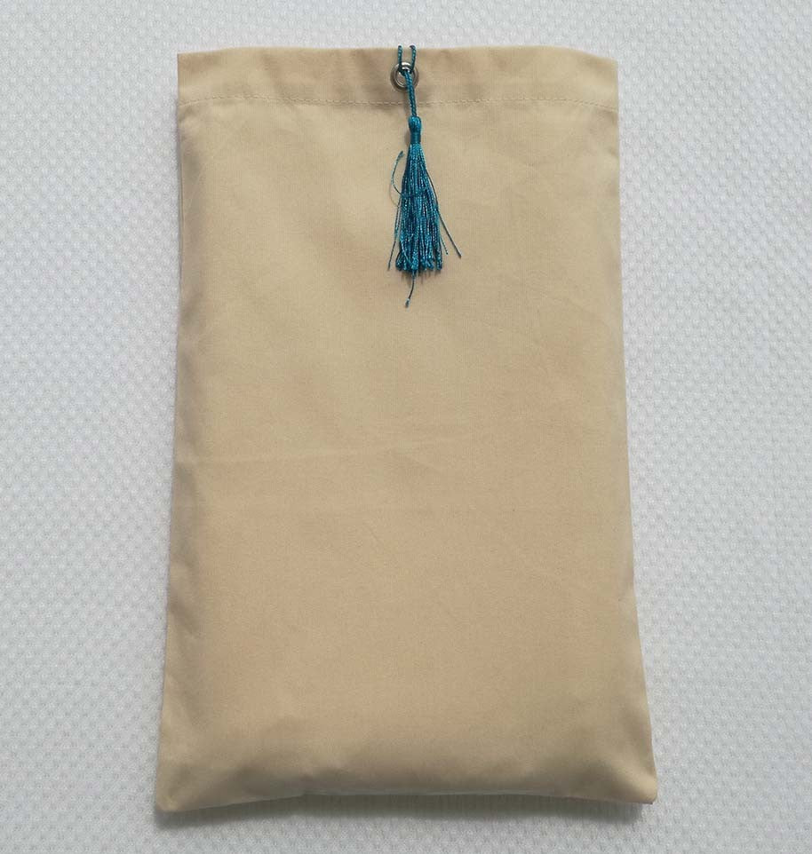 Pochette fouta beige clair avec nœud pompon bleu céruléen 
