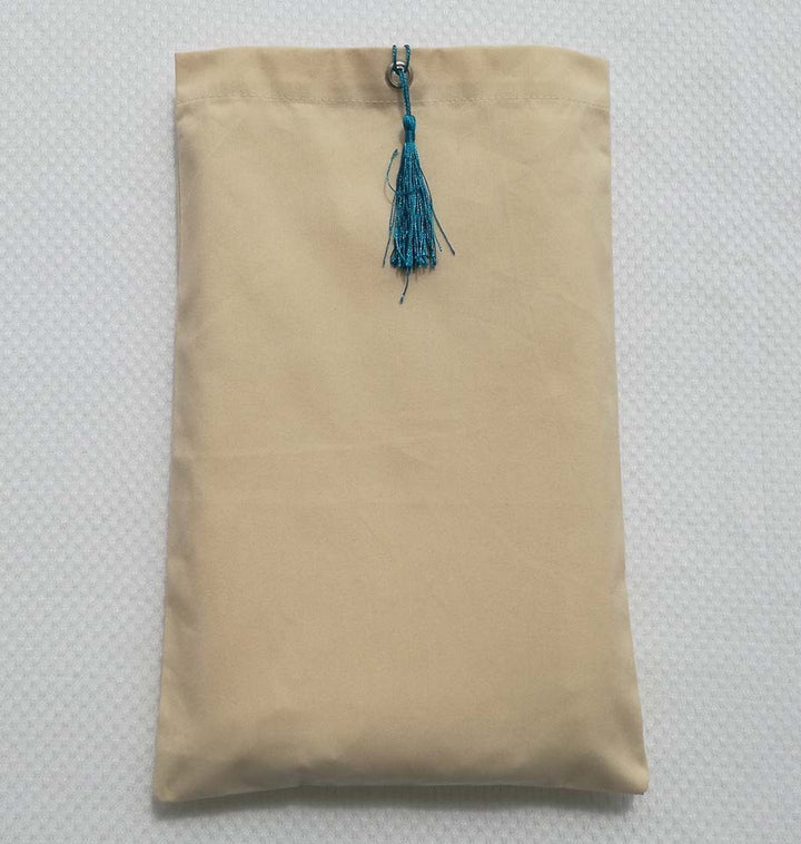 Pochette fouta beige clair avec nœud pompon bleu céruléen 