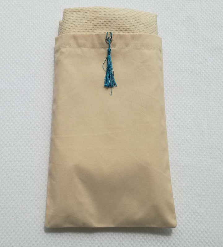 Pochette fouta beige clair avec nœud pompon bleu céruléen 