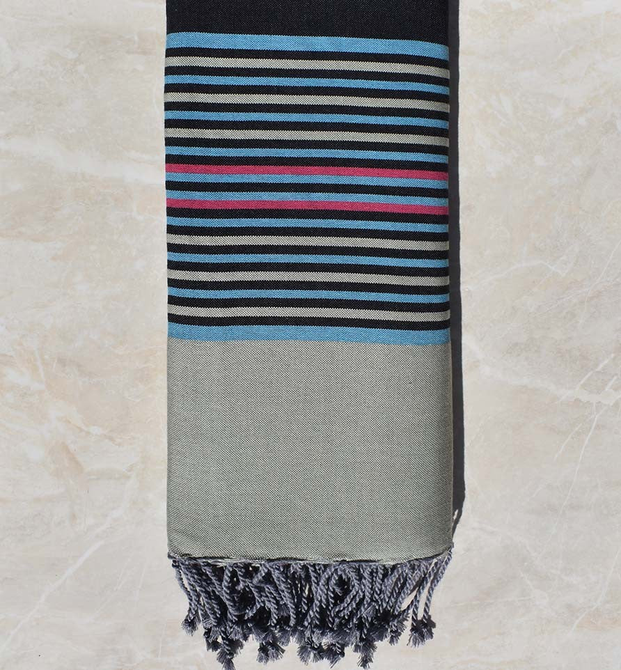 Jeté gris noir avec rayures bleu clair, vert pale et rose 
