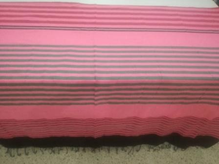 Jeté rose avec rayures noir 