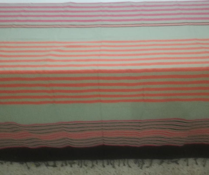 Jeté vert clair avec rayures rose, noir et orange 