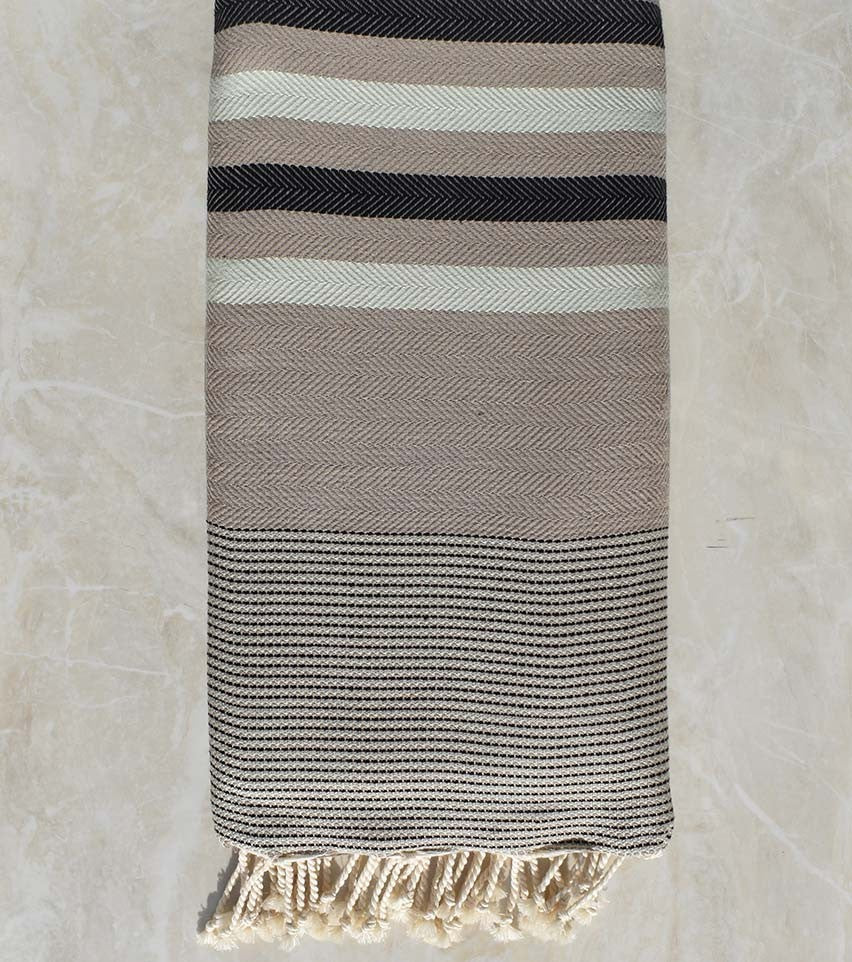 Jeté chevron taupe, anthracite et vert très clair 