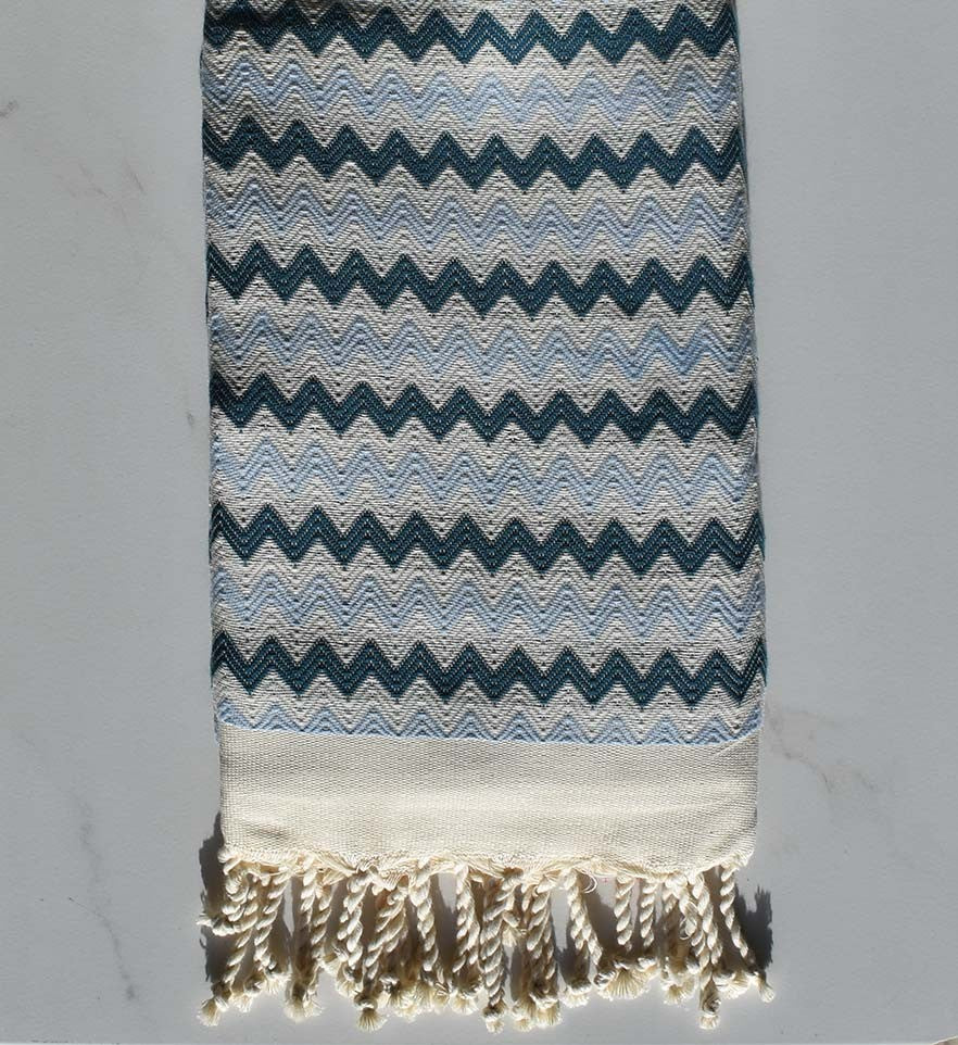 Fouta zigzag blanc, bleu cobalt et bleu maya 