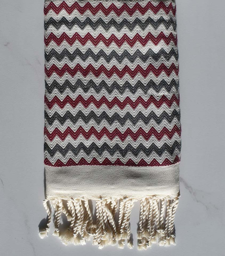 Fouta zigzag crème, gris et pourpre 
