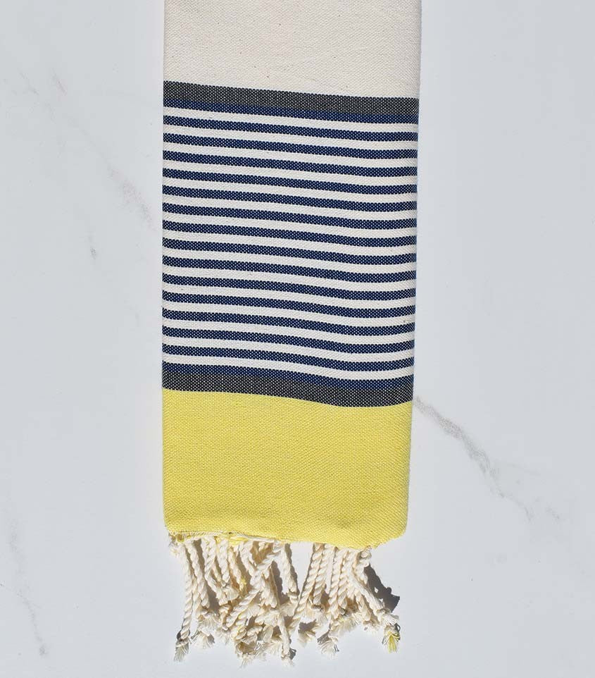 Enfant jaune, ardoise, bleu foncé et blanc cassé 