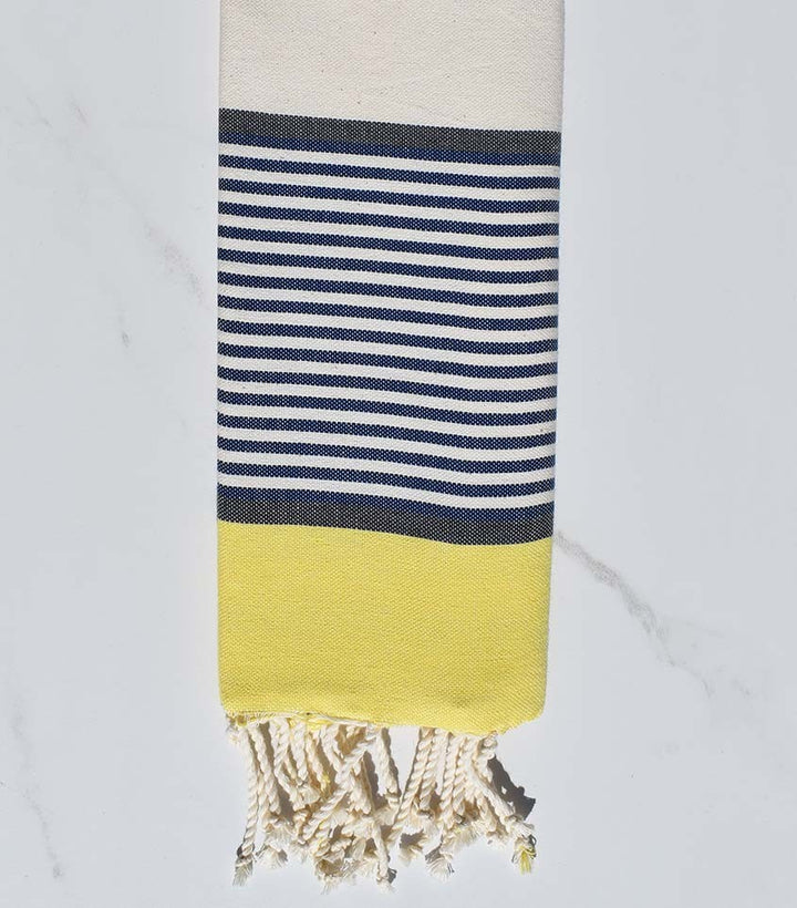 Enfant jaune, ardoise, bleu foncé et blanc cassé 