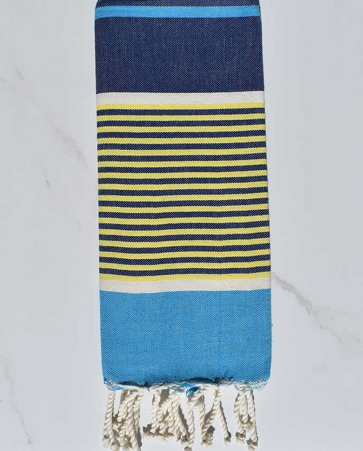 Enfant bleu azur, bleu foncé, jaune et blanc 