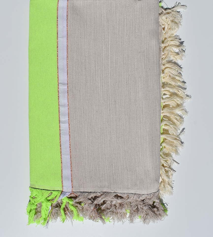 Jeté grège et vert fluo au fil lurex doré 