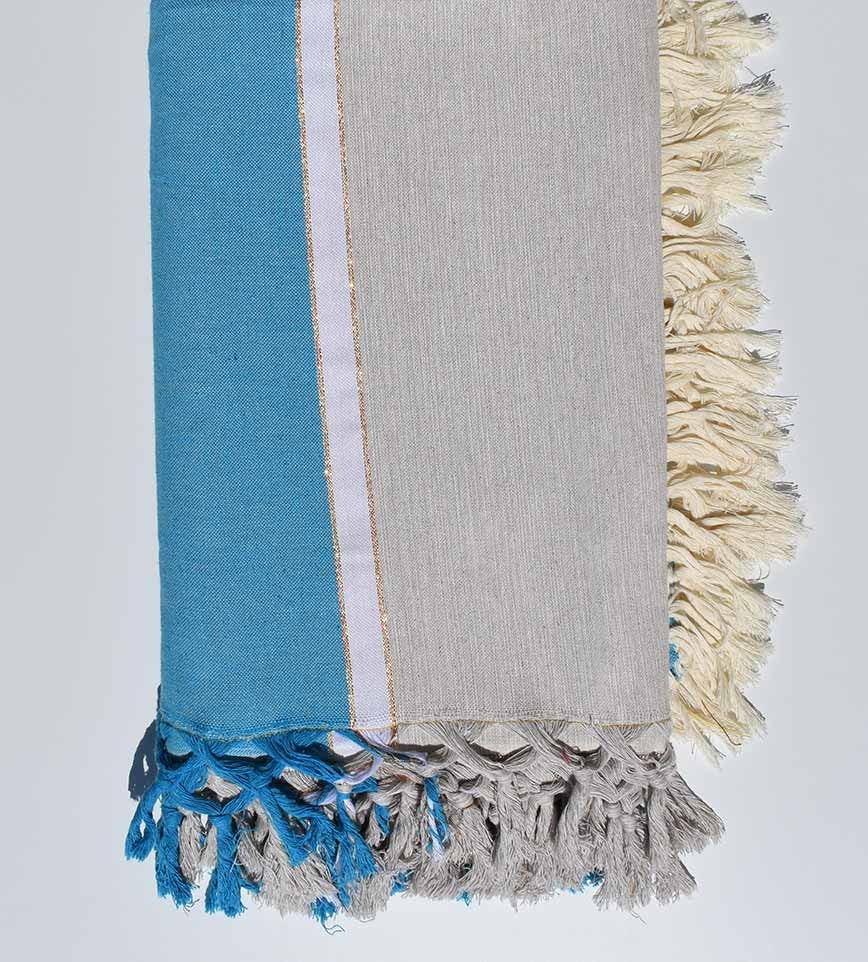 Jeté grège et bleu clair au fil lurex doré 