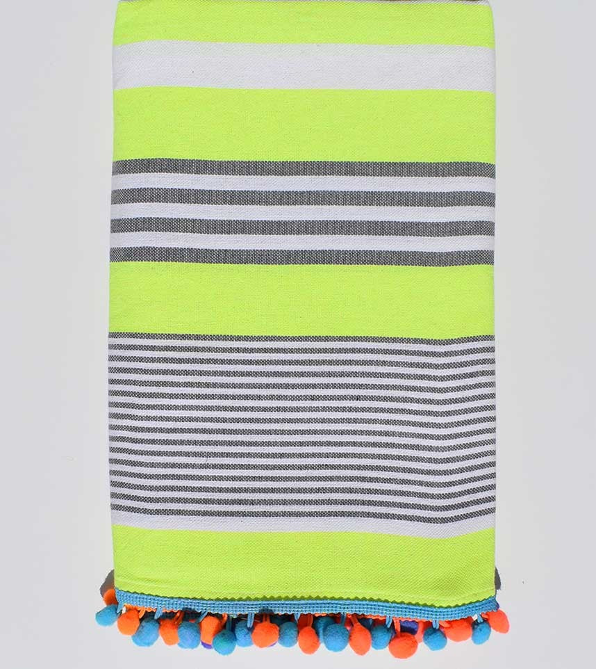 Serviette de plage jaune fluo rayée blanc et gris  - 1